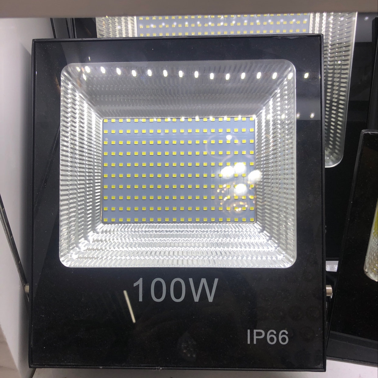 Прожектор на солнечной батарее LED оптом из Китая — фотография поставщика