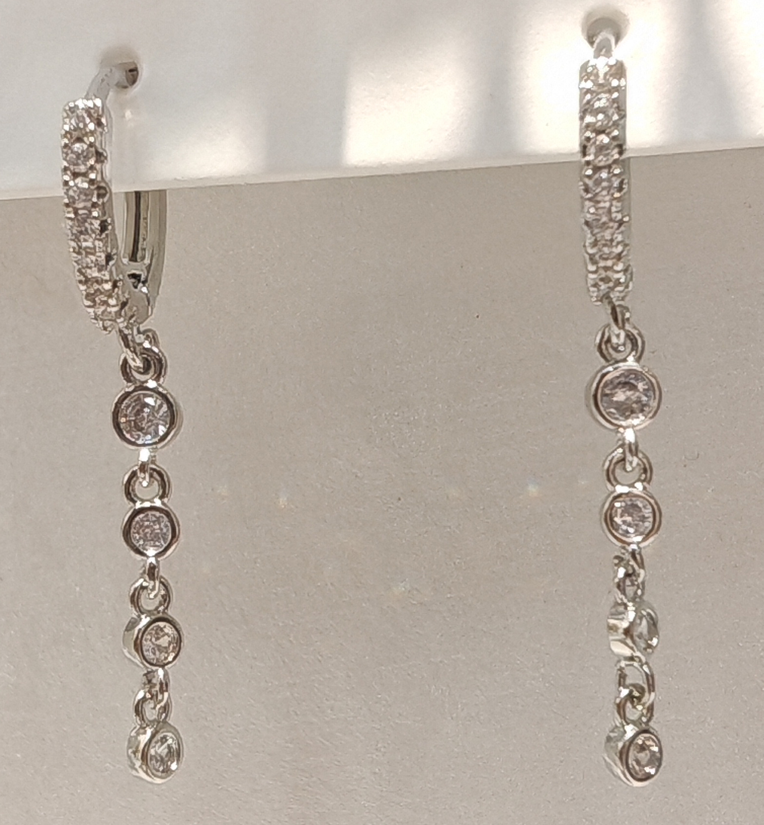 Серьги с подвеской из циркона оптом из Китая — фотография поставщика