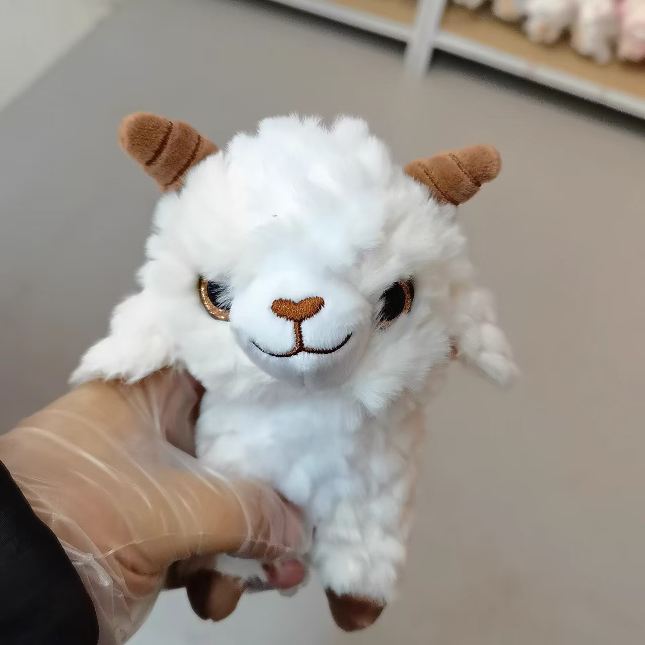 Мягкая игрушка-подвеска овечка оптом из Китая — фотография поставщика