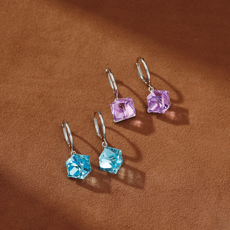 Серьги-подвески со стеклянным кубиком оптом из Китая — фотография поставщика