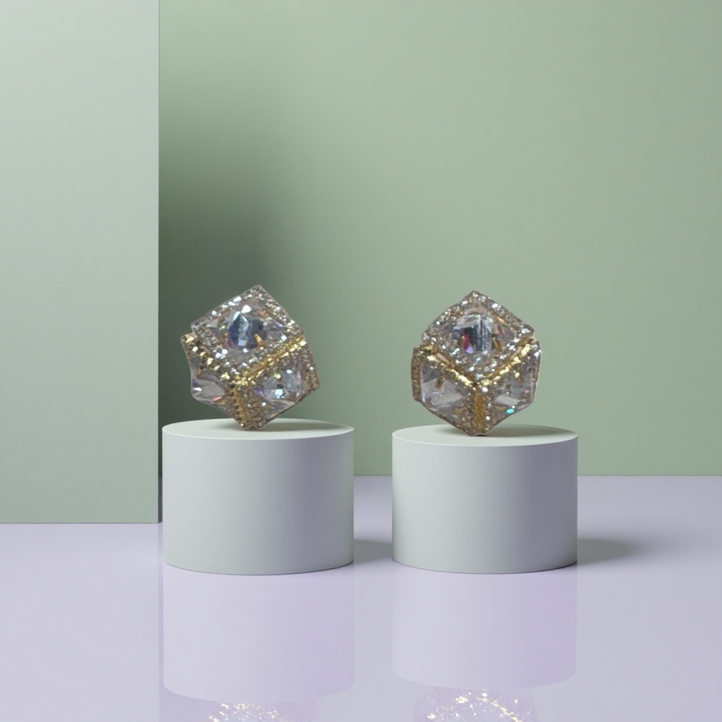 Серьги-пусеты кубические золотистые оптом из Китая — фотография поставщика