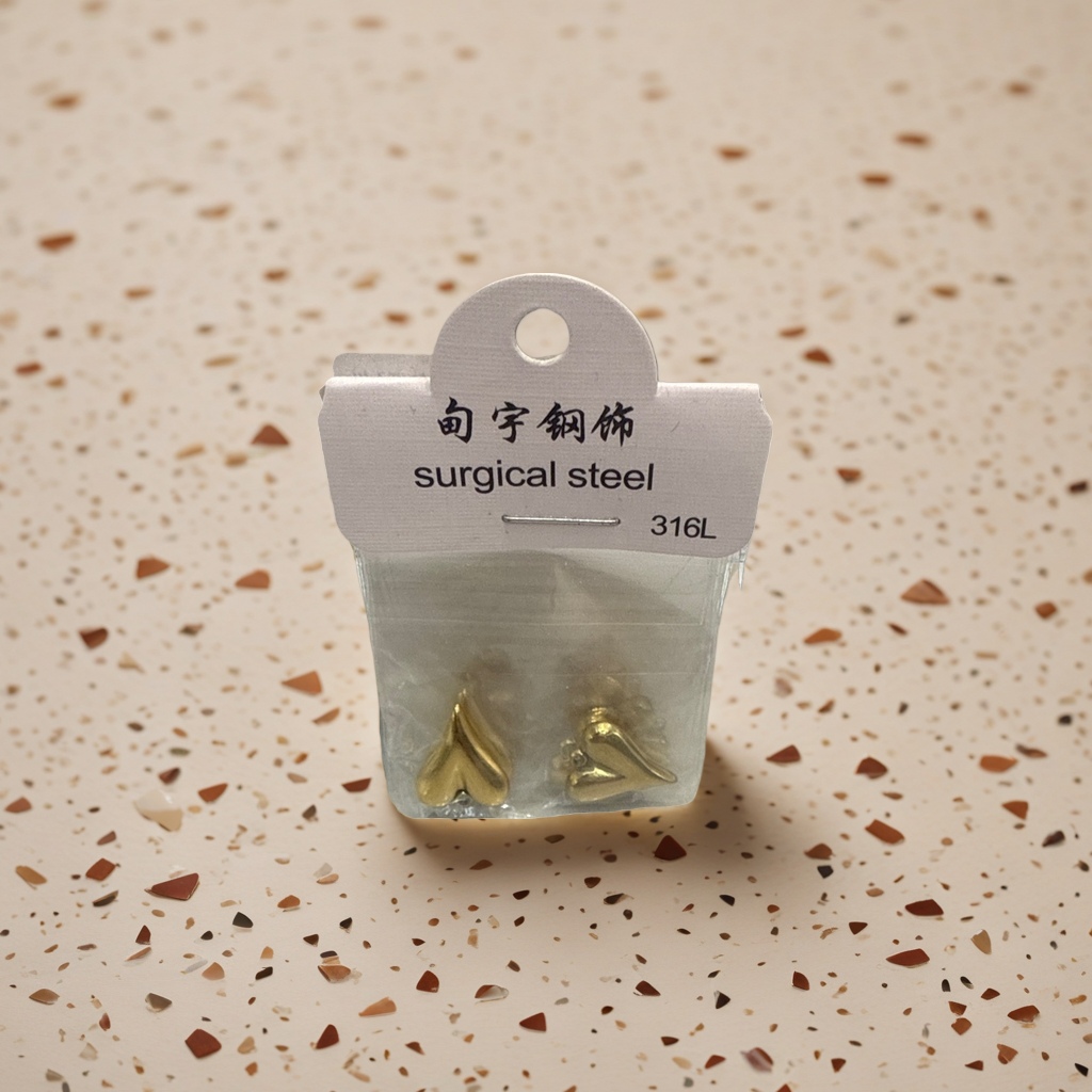 Серьги-гвоздики «Сердце» из стали 316L оптом из Китая — фотография поставщика
