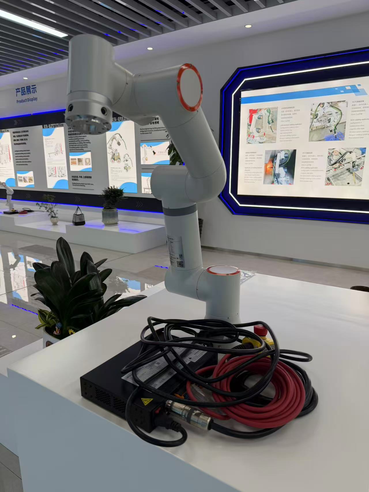 Модель робота-манипулятора STEM — фотография поставщика