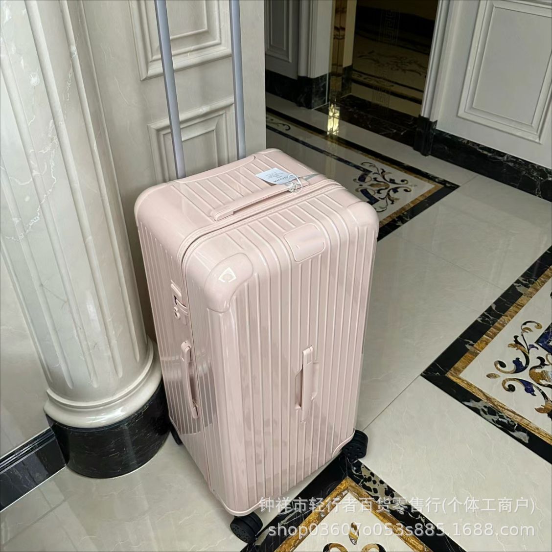 Чемодан квадратный 33 дюйма Essential оптом из Китая — фотография поставщика