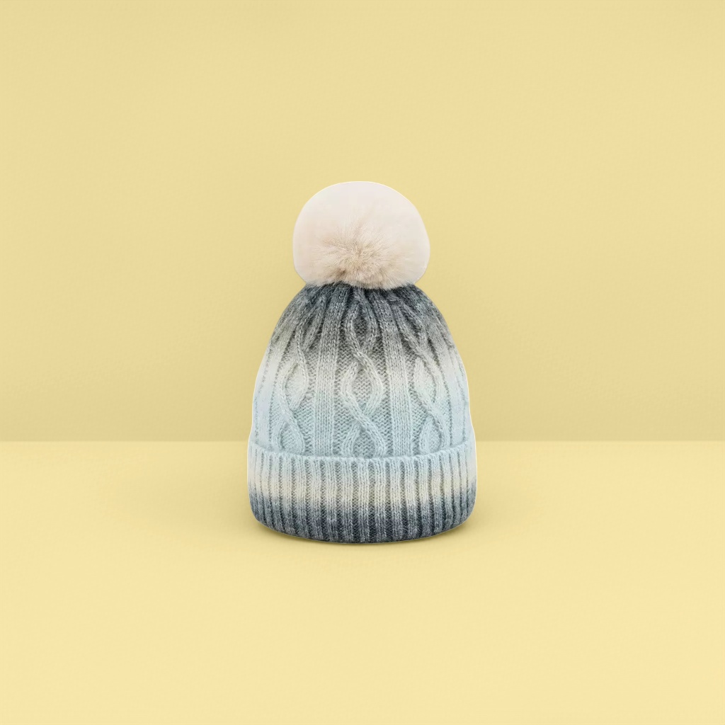 Шапка вязаная с градиентом и белым помпоном оптом из Китая — фотография поставщика