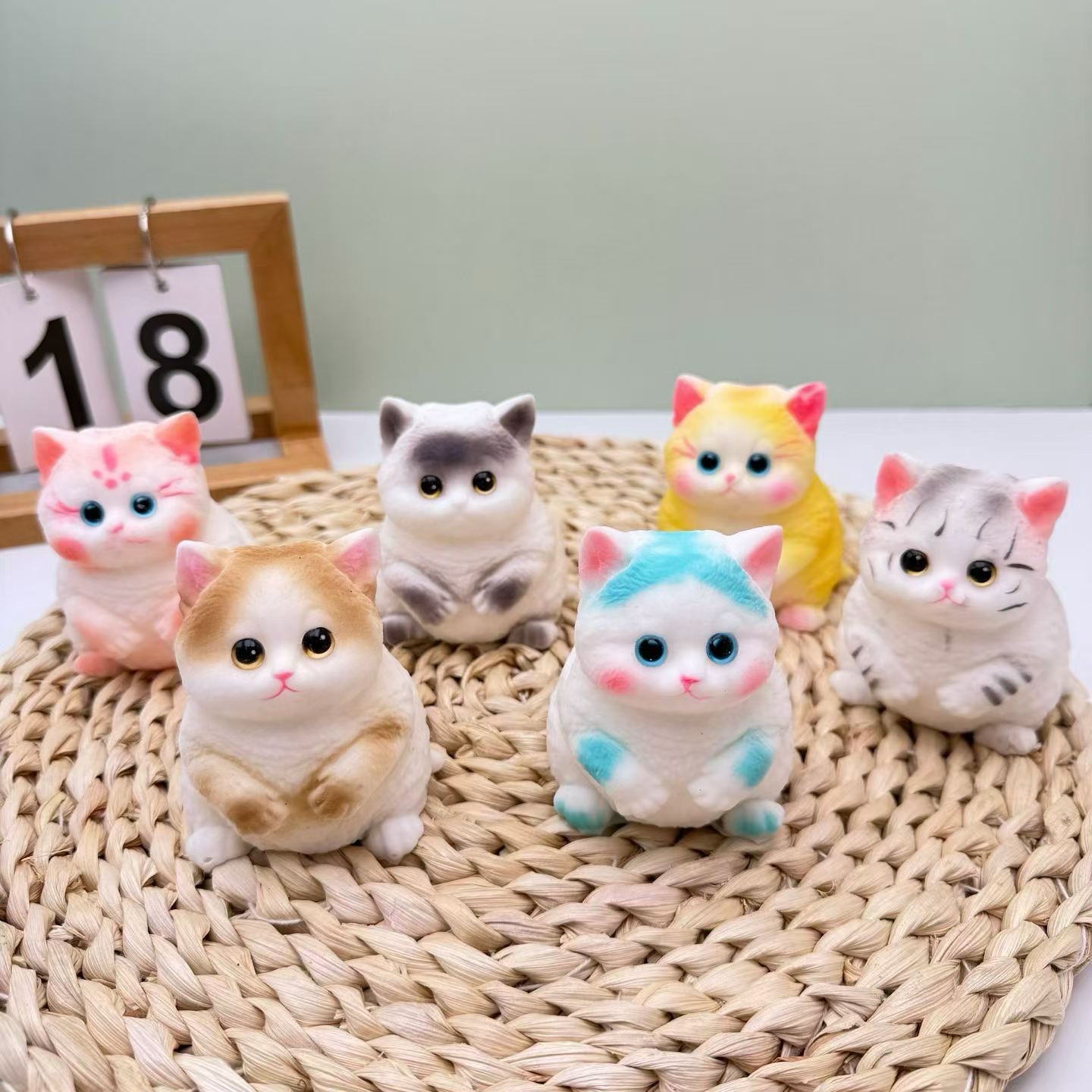 Игрушка-антистресс кот в слепой коробке оптом из Китая — фотография поставщика