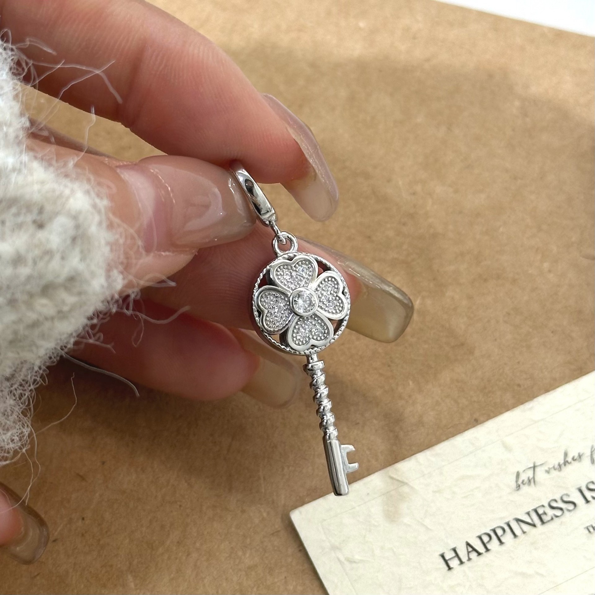 Подвеска серебряная ключ с клевером оптом из Китая — фотография поставщика