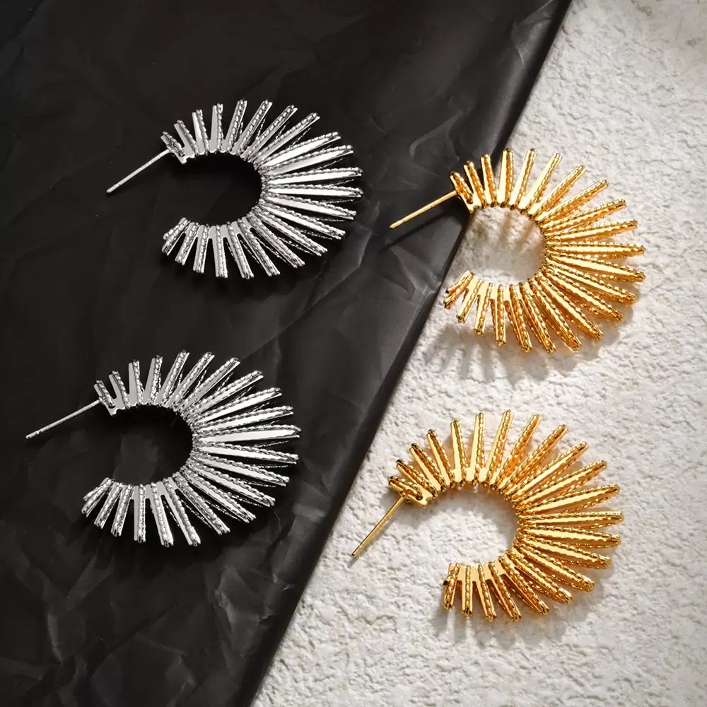 Серьги-кольца медные асимметричные оптом из Китая — фотография поставщика