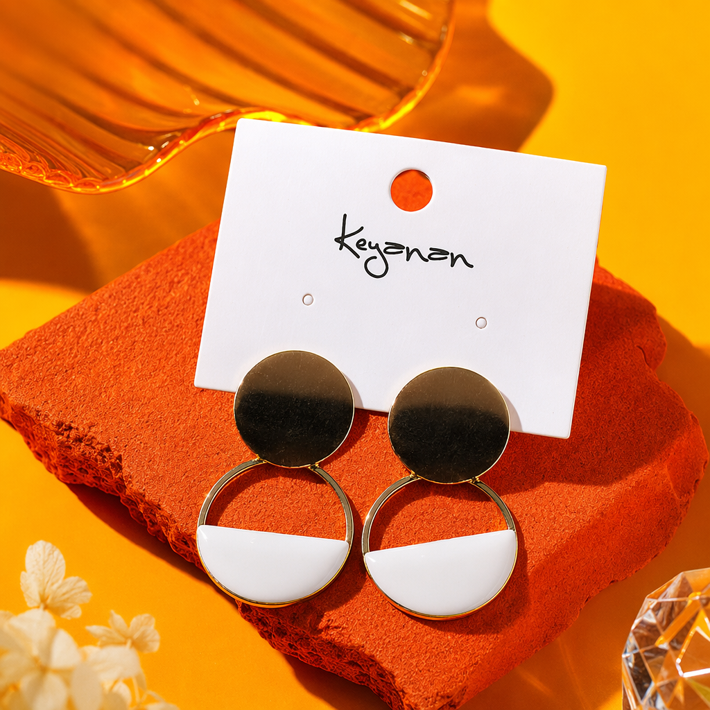 Серьги золотистые с белым полукругом оптом из Китая — фотография 3