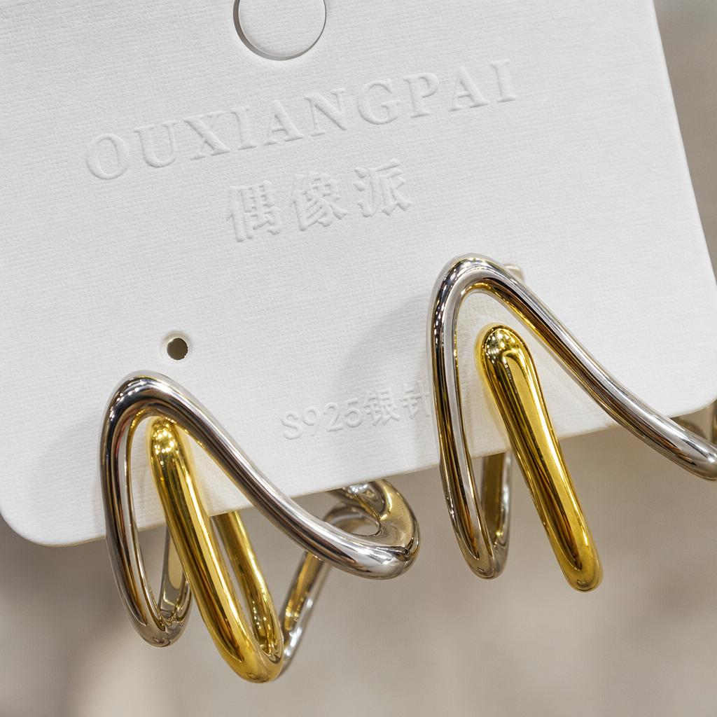 Серьги на белой карточке лаконичные оптом из Китая — фотография 4