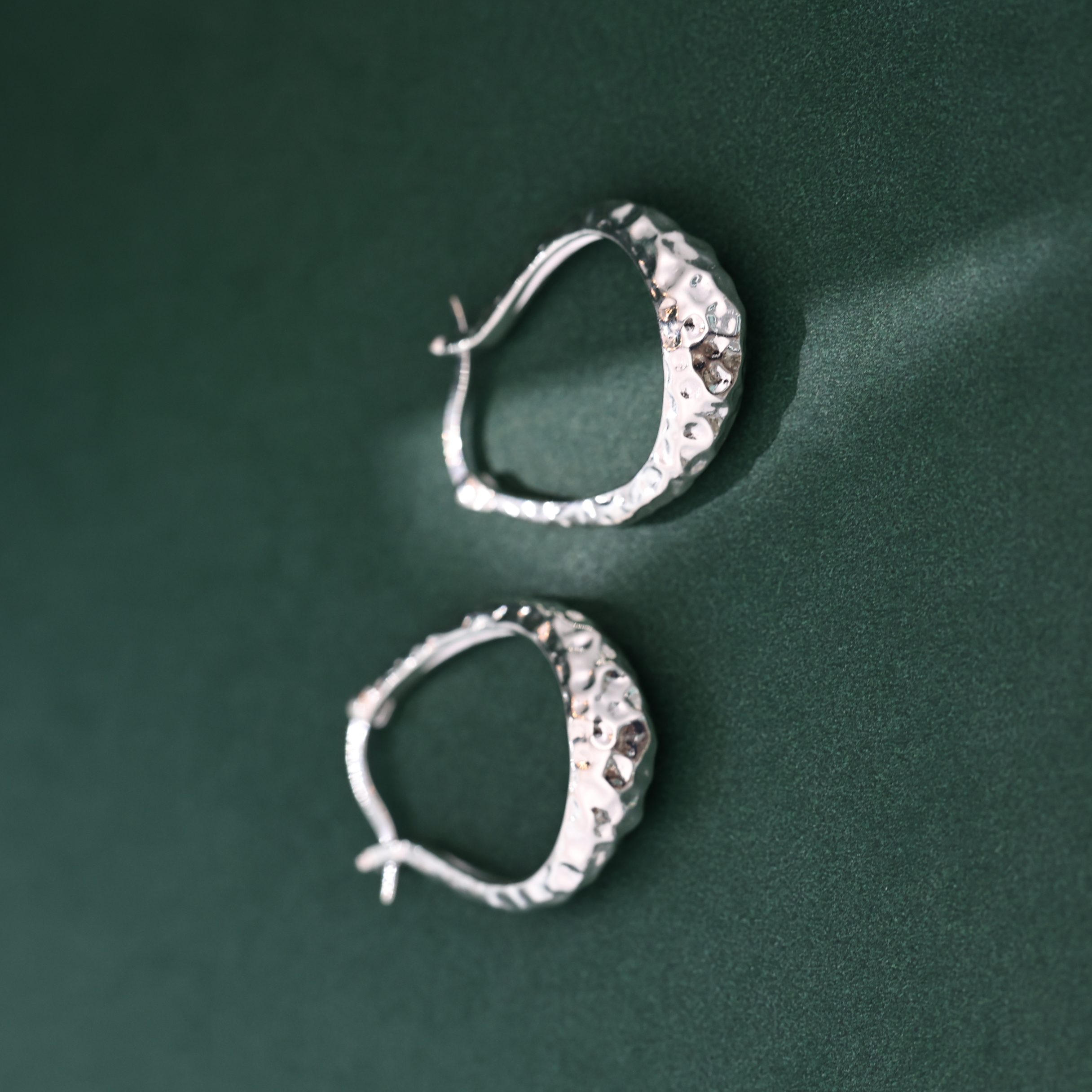 Серьги-кольца серебряные с фактурой чеканки оптом из Китая — фотография 2