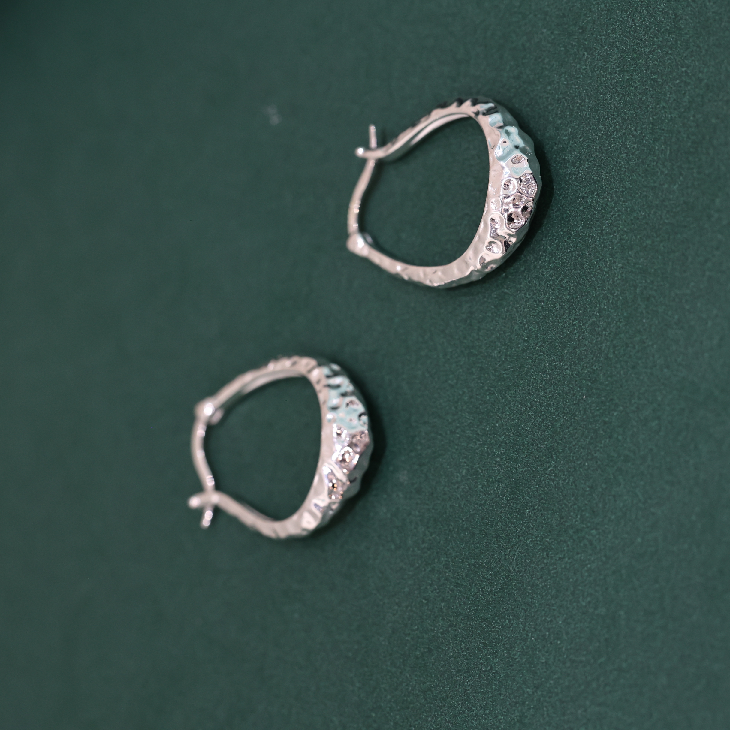 Серьги-кольца серебряные с фактурой чеканки оптом из Китая — фотография 3