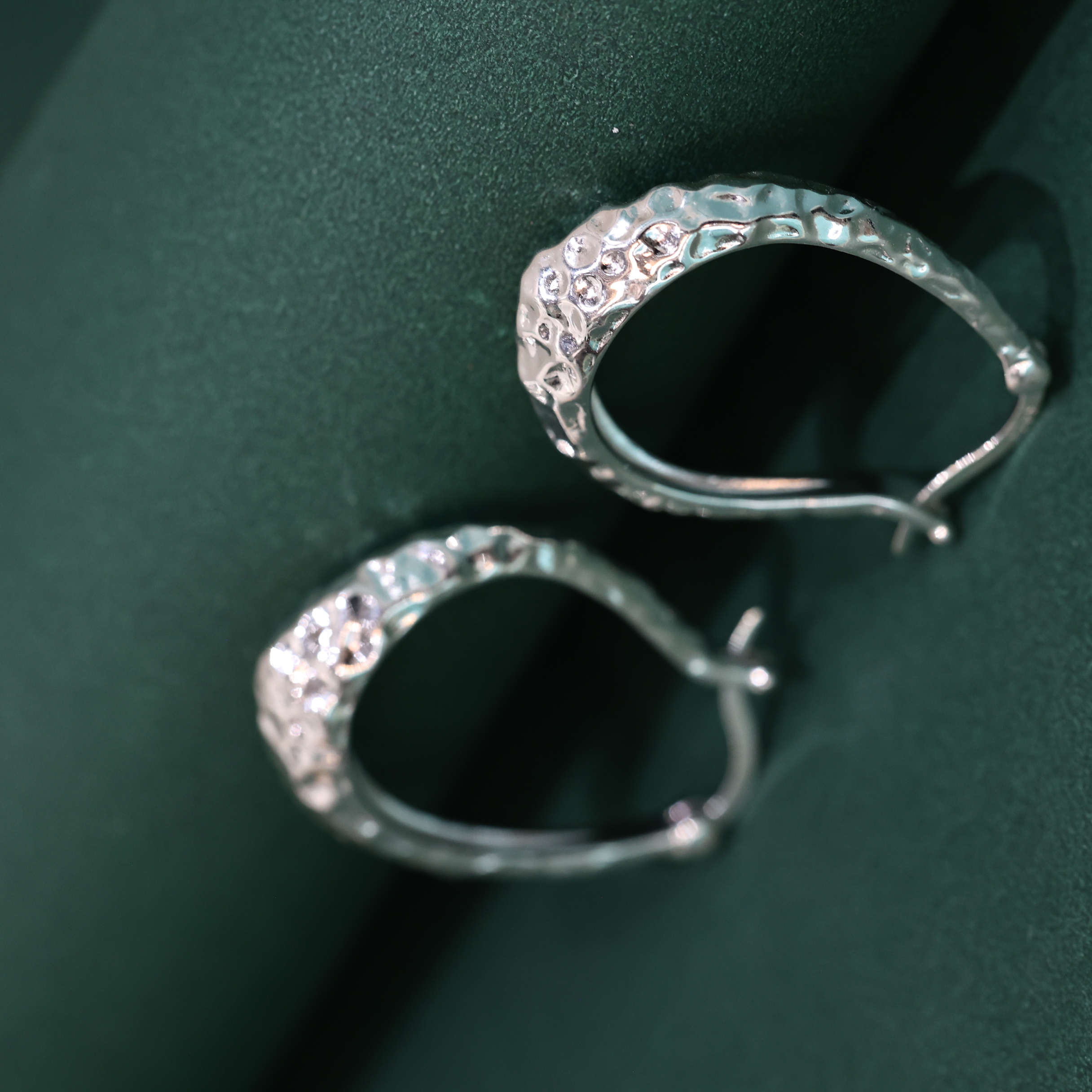 Серьги-кольца серебряные с фактурой чеканки оптом из Китая — фотография 4