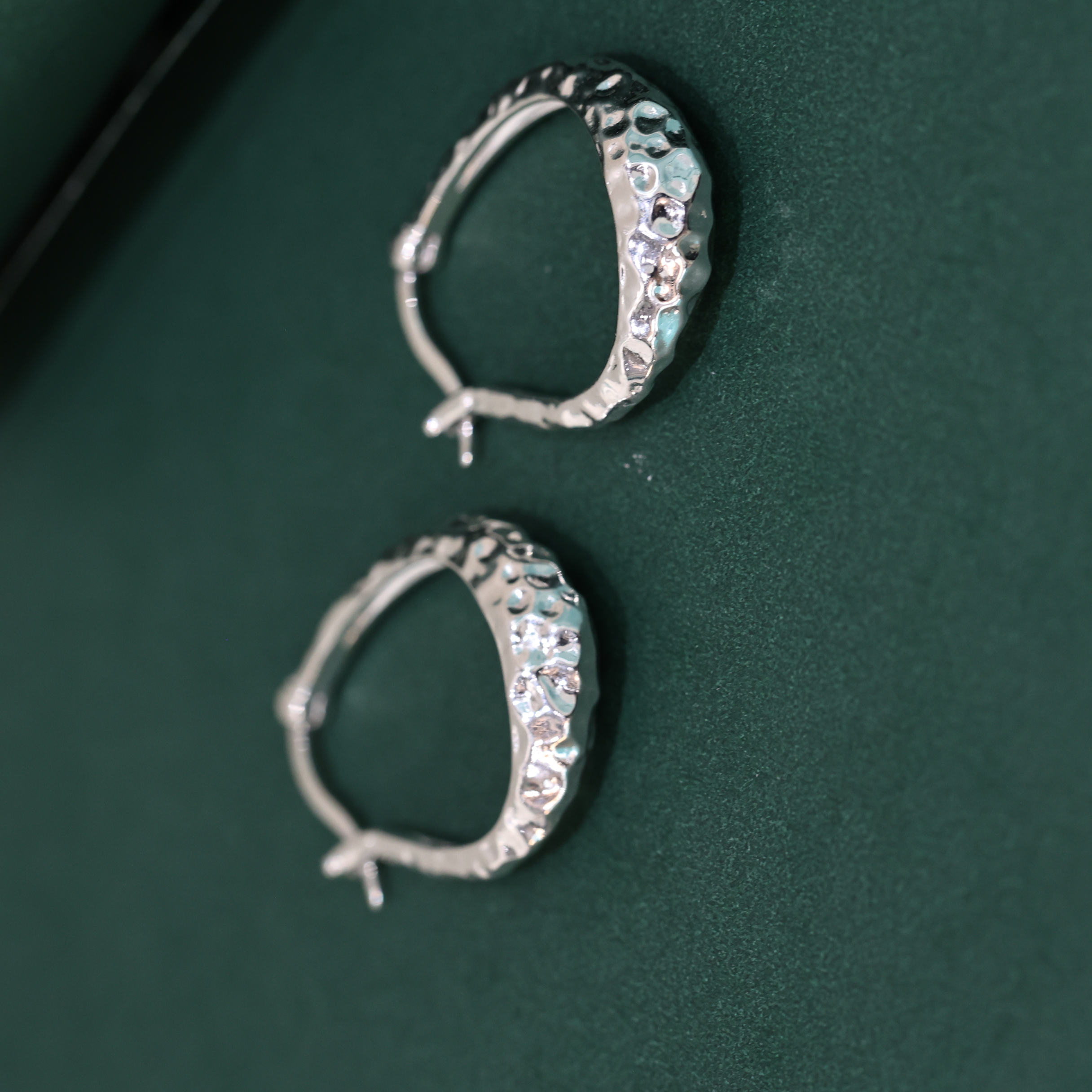 Серьги-кольца серебряные с фактурой чеканки оптом из Китая — фотография 5