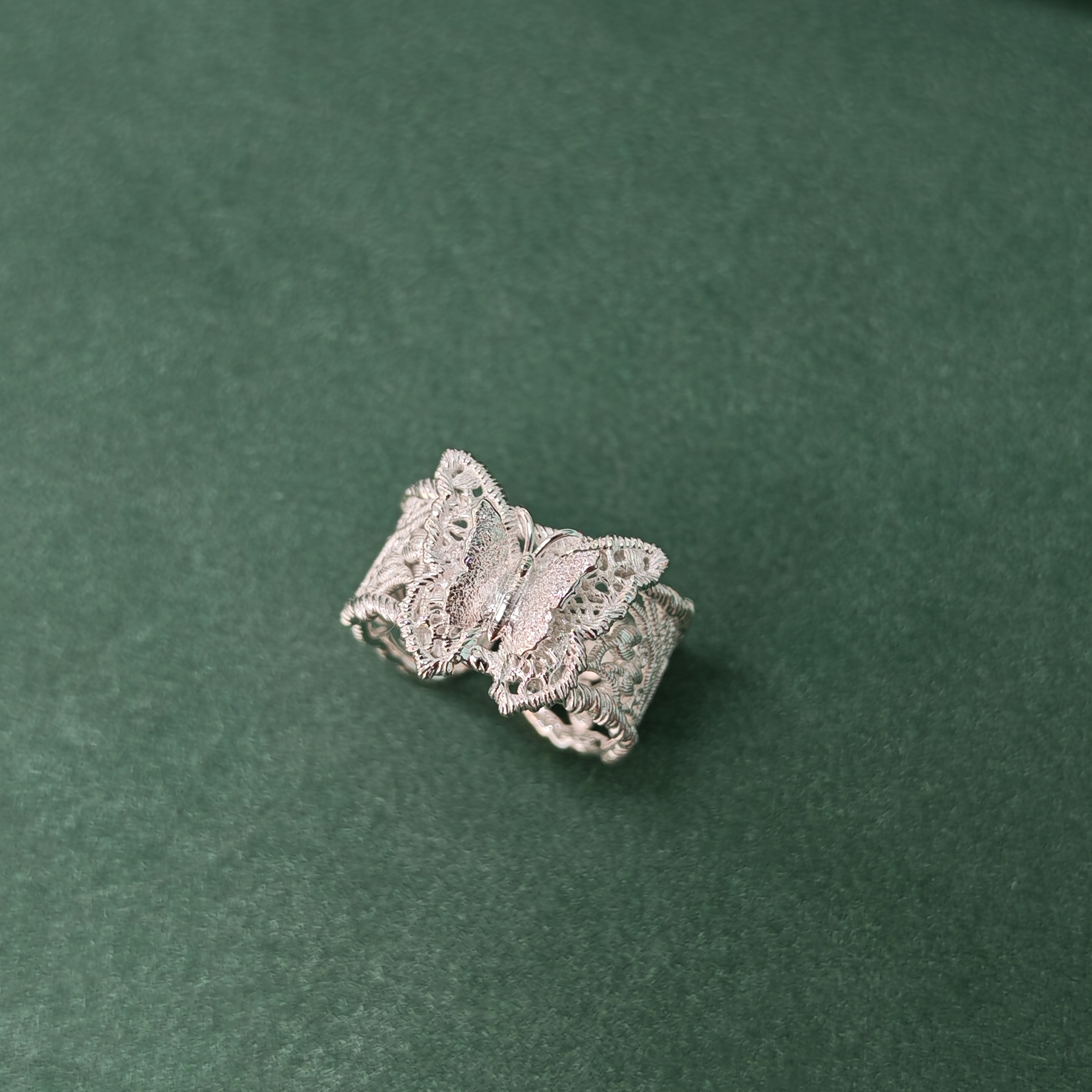 Кольцо серебряное ажурное с бабочкой оптом из Китая — фотография поставщика