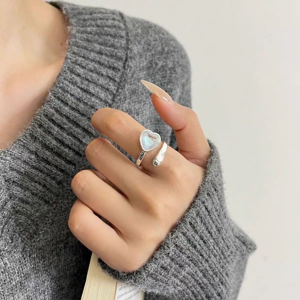 Кольцо серебряное с лунным камнем-сердцем оптом из Китая — фотография 3