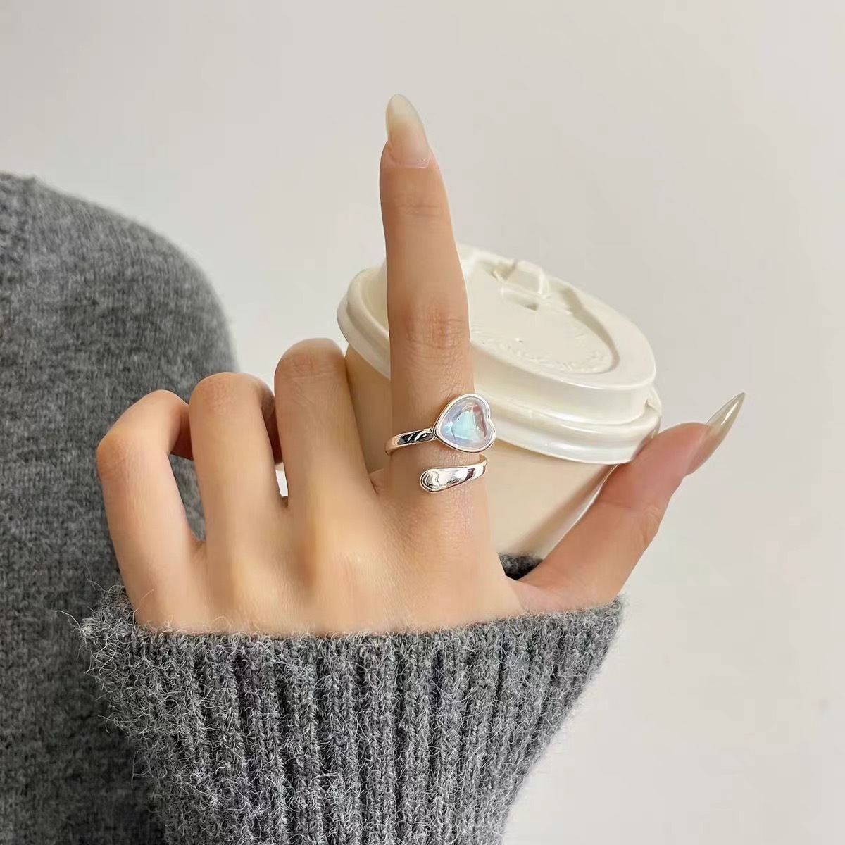 Кольцо серебряное с лунным камнем-сердцем оптом из Китая — фотография 5