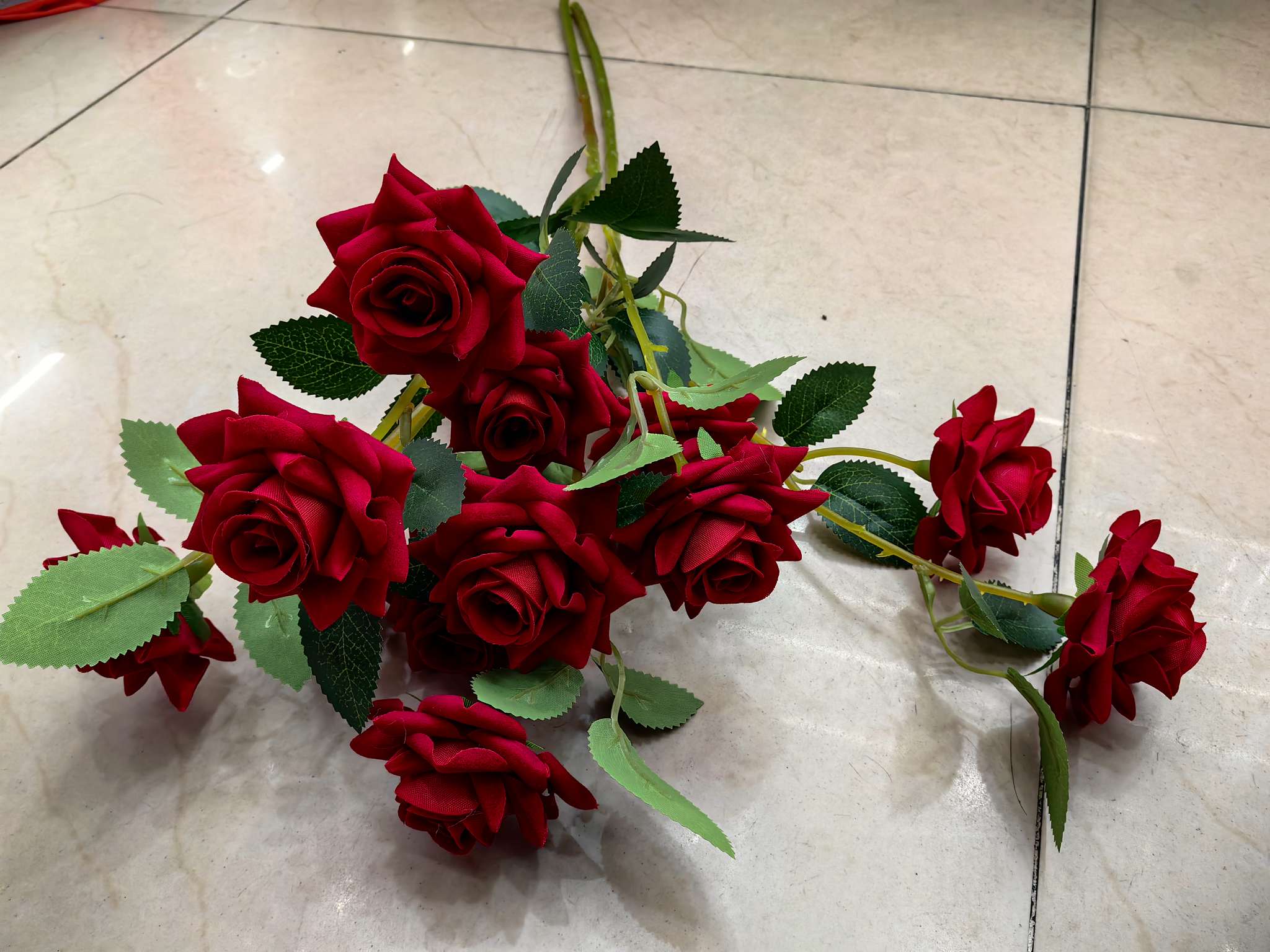 Роза искусственная с шестью бутонами оптом из Китая — фотография 4