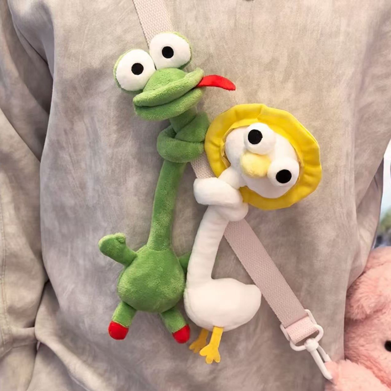 Игрушка мягкая длинношеее животное-подвеска оптом из Китая — фотография поставщика