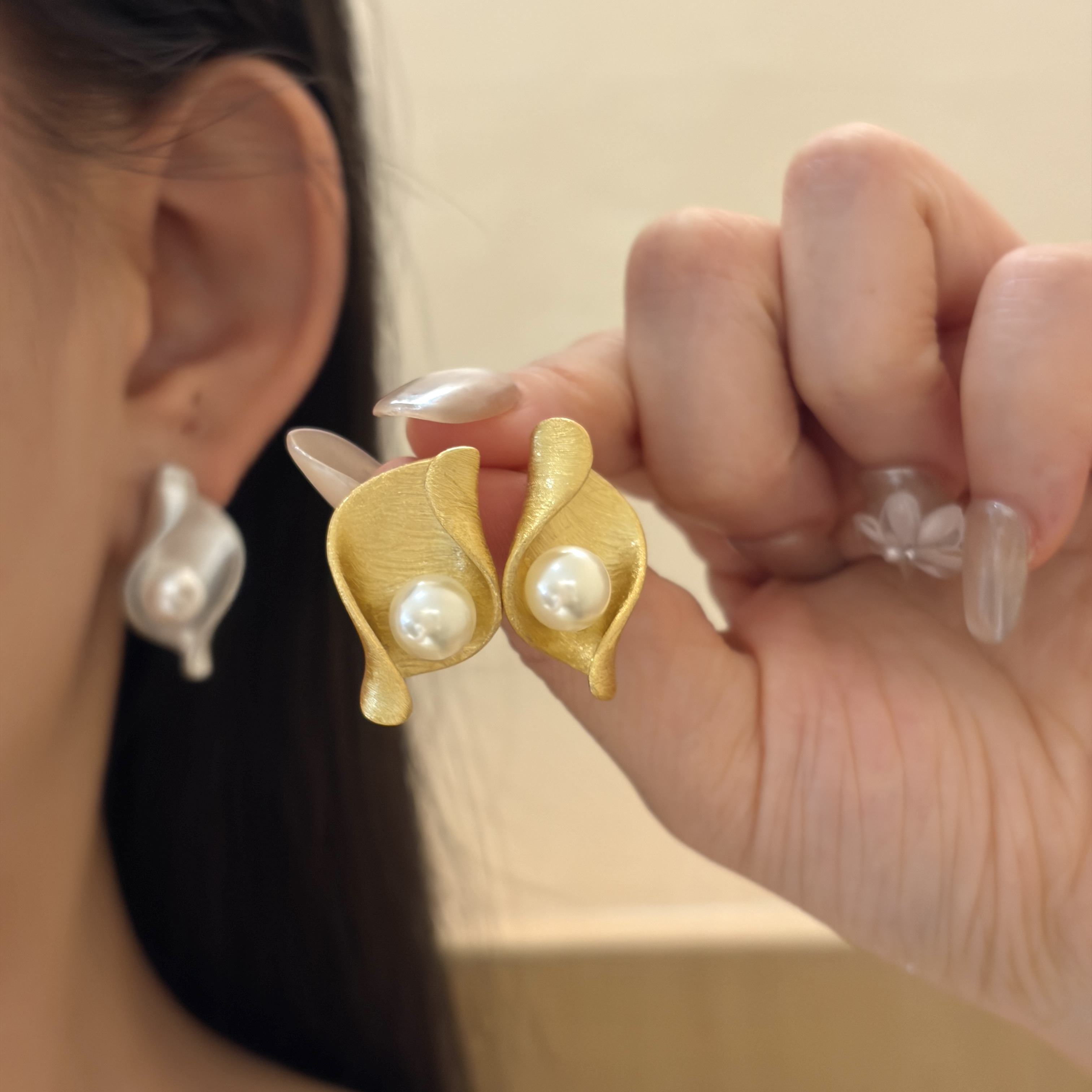 Серьги-пусеты с имитацией жемчуга оптом из Китая — фотография 2