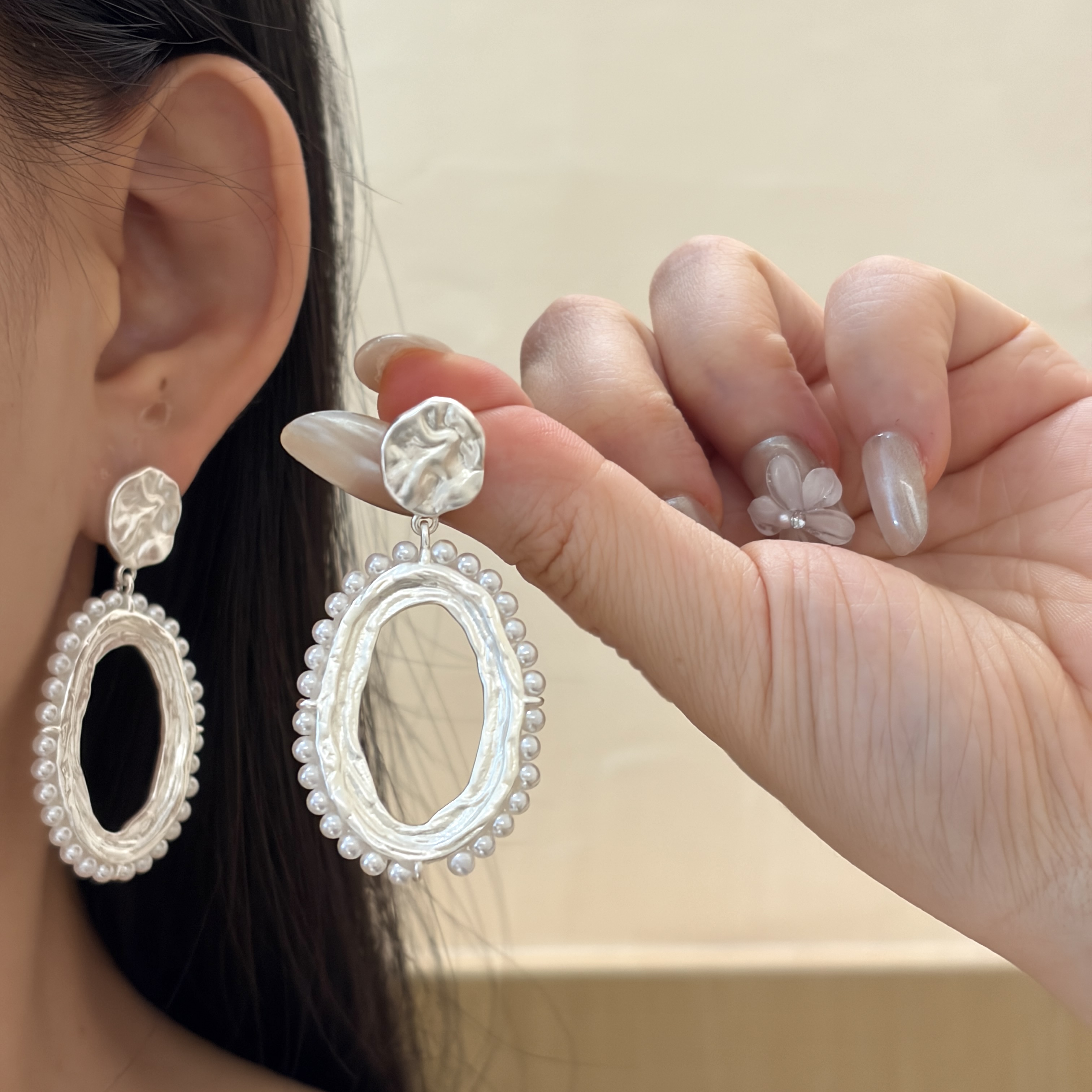 Серьги-пусеты ажурные с имитацией жемчуга оптом из Китая — фотография поставщика