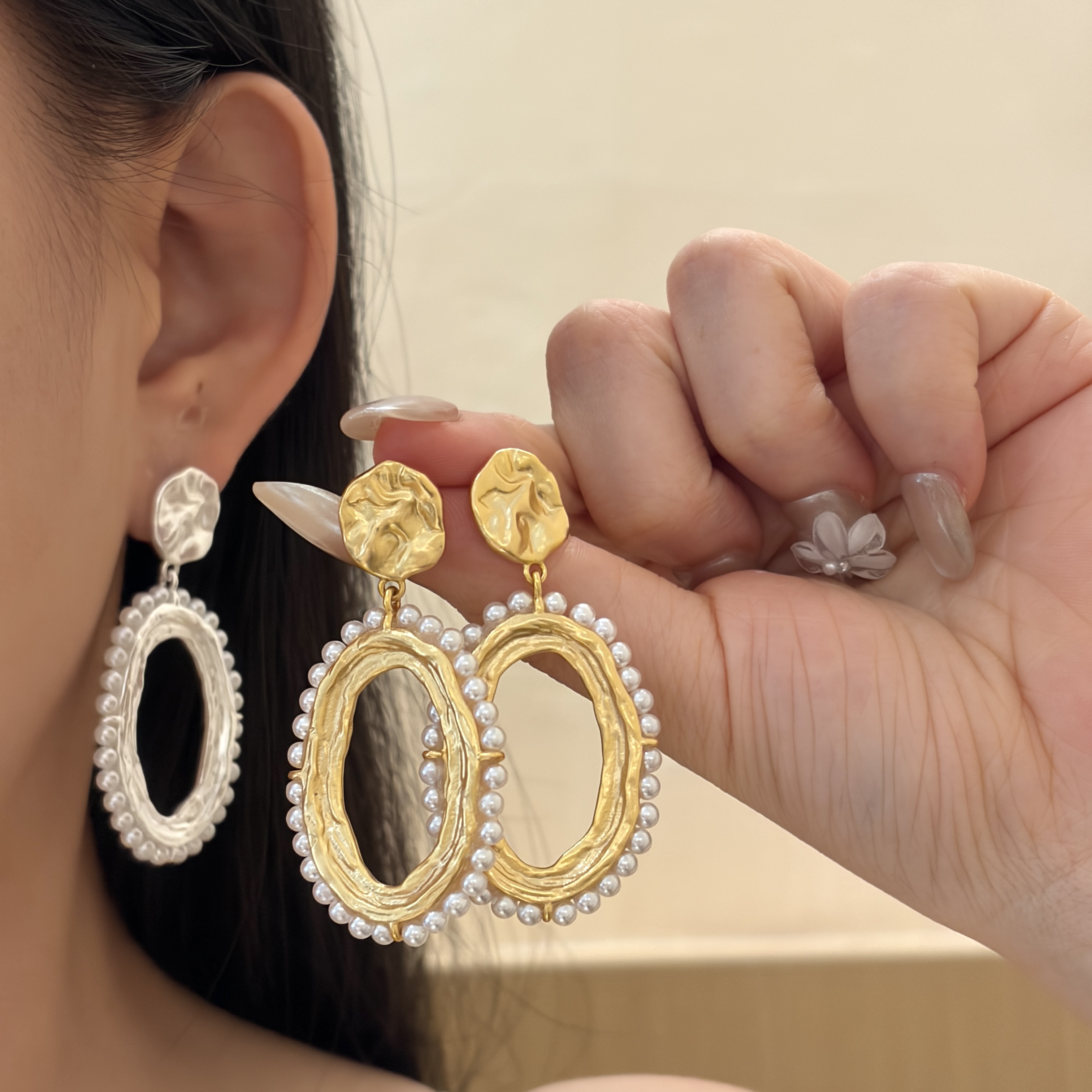 Серьги-пусеты ажурные с имитацией жемчуга оптом из Китая — фотография 2