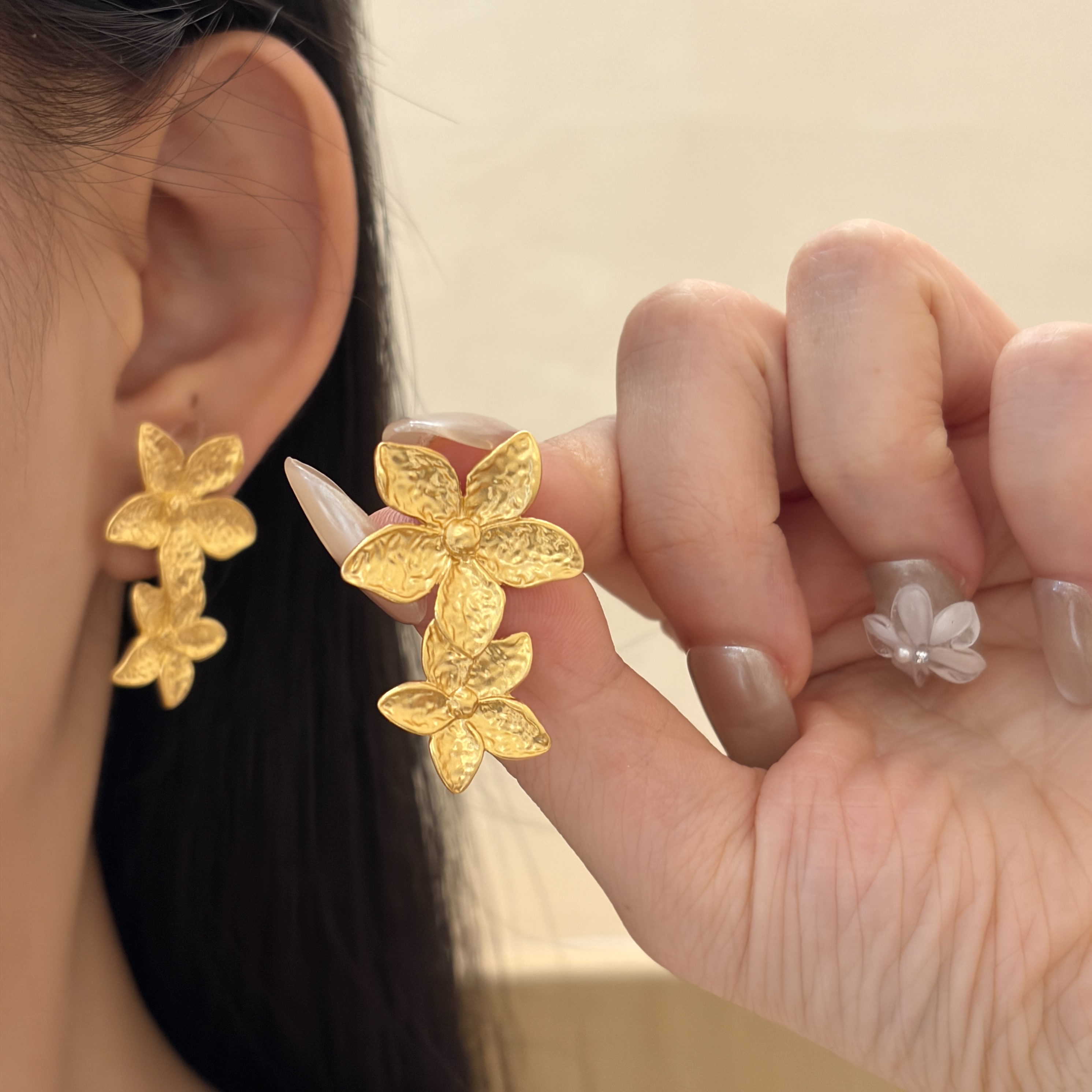 Серьги-пусеты металлические с двойным цветком оптом из Китая — фотография 2