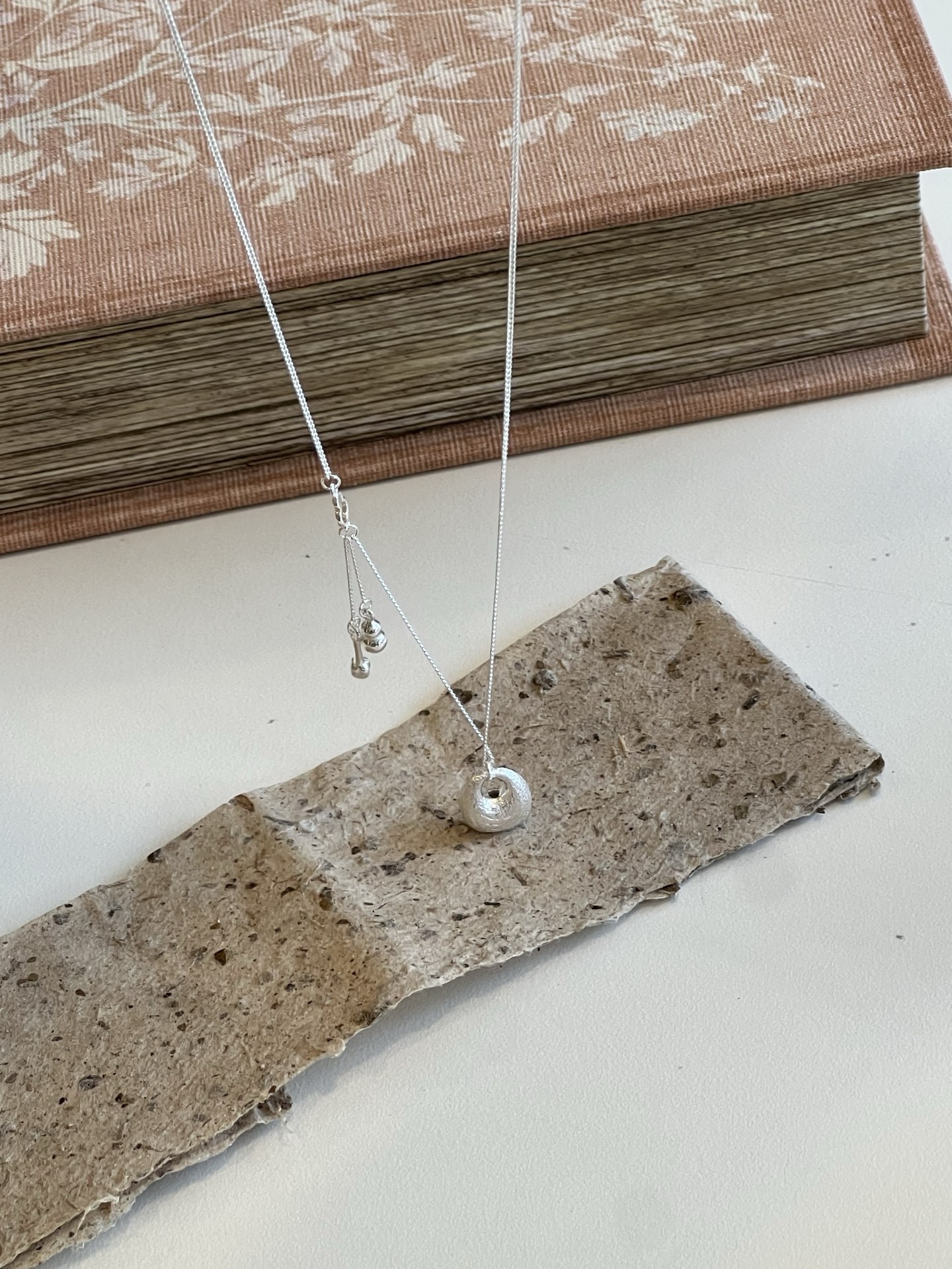 Кольцо из серебра 925 с камелией ажурное оптом из Китая — фотография поставщика