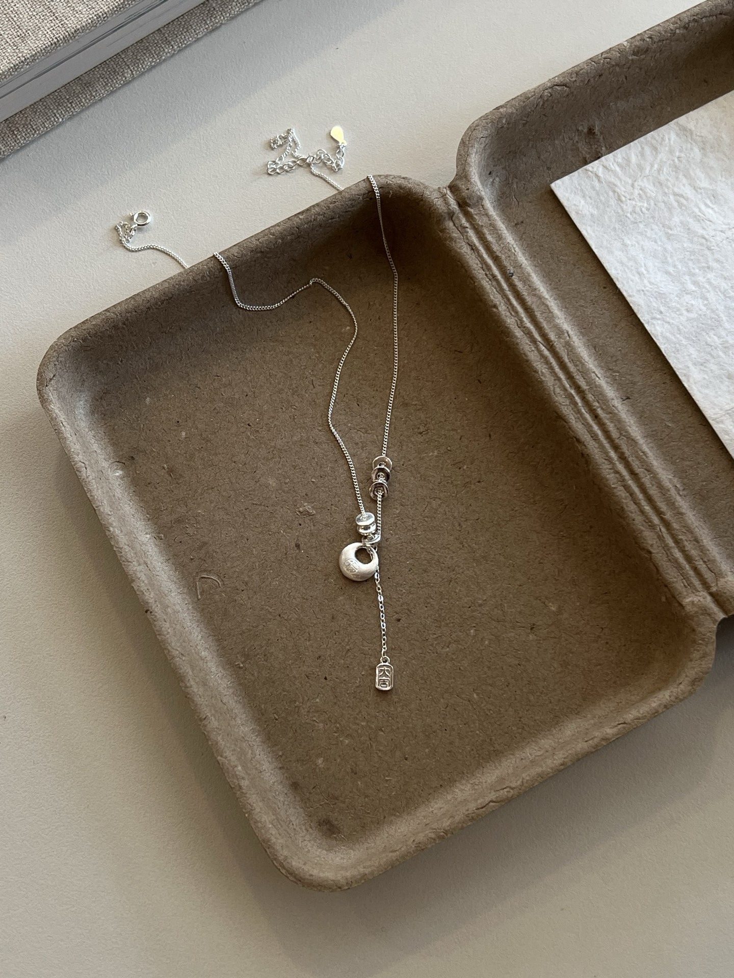 Кольцо из серебра 925 с камелией ажурное оптом из Китая — фотография 3