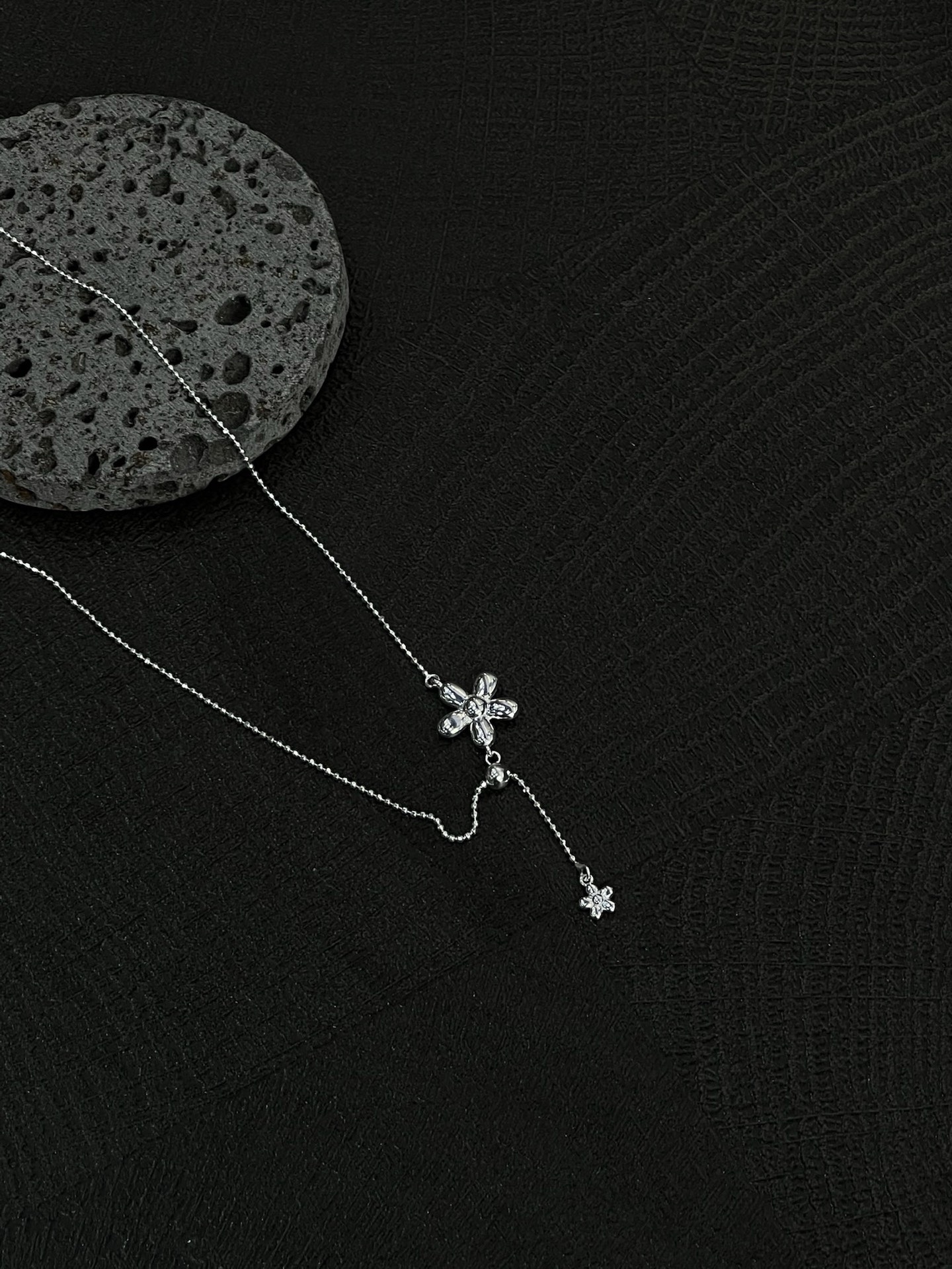 Колье серебряное с одиночным цветком оптом из Китая — фотография 3