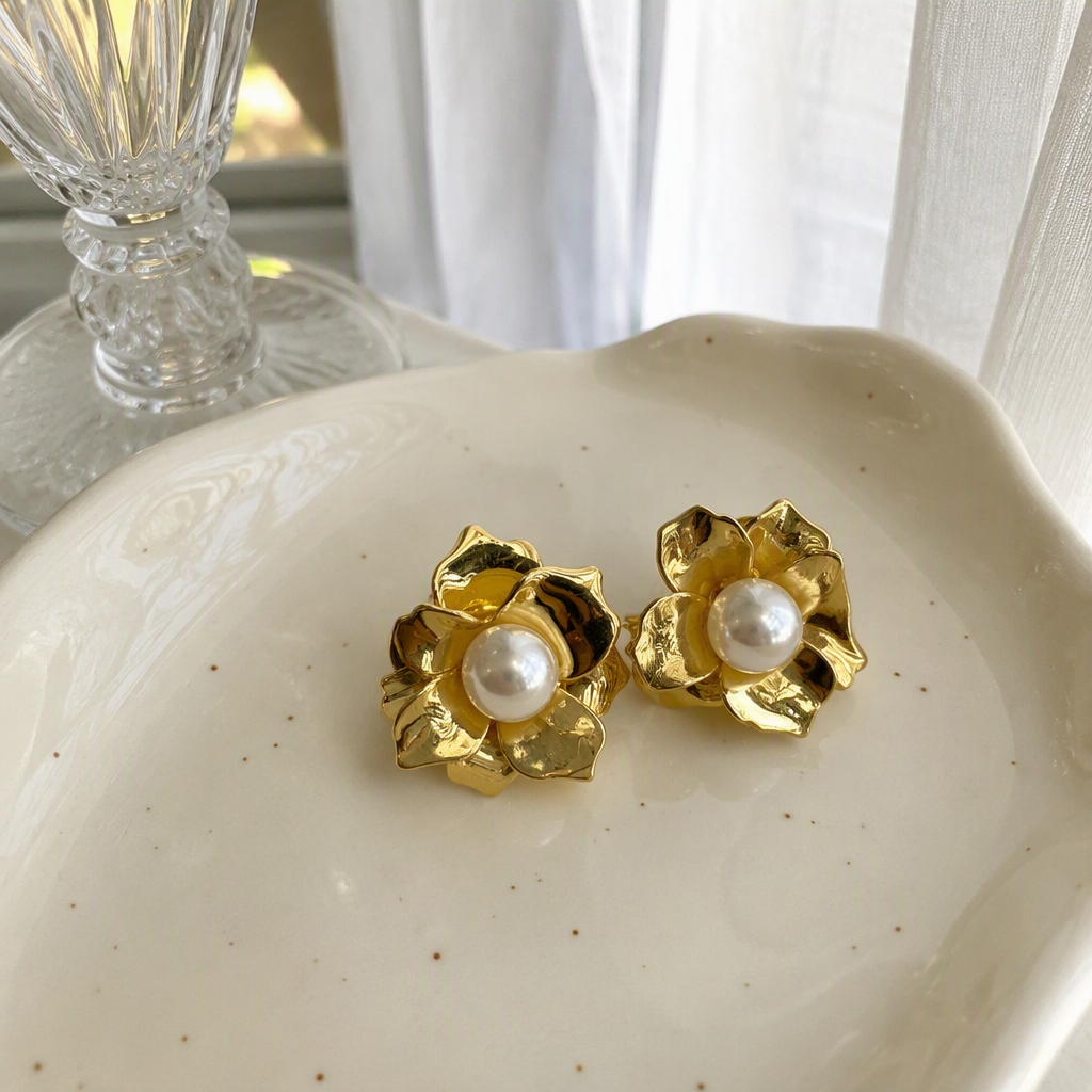 Серьги золотистые с цветком и жемчугом оптом из Китая — фотография 2