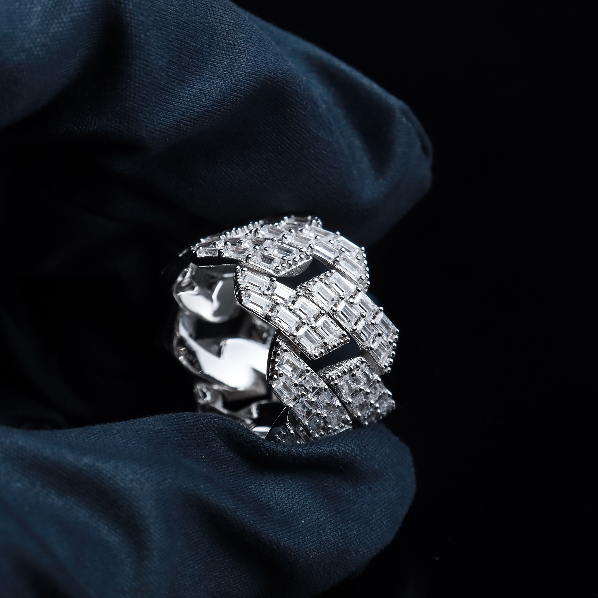 Кольцо из серебра 925 с муассанитом оптом из Китая — фотография 3