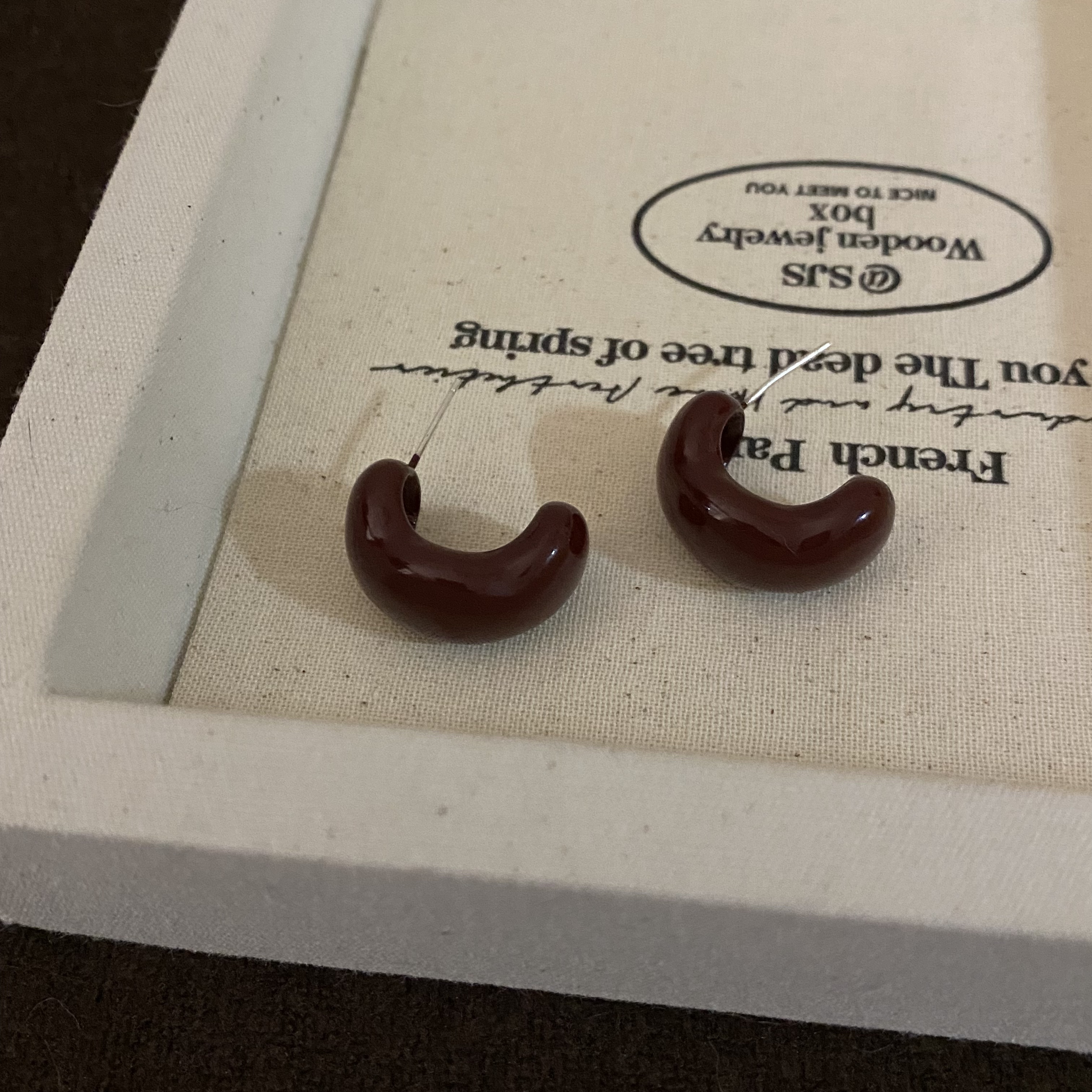 Серьги с фианитами на серебряной игле оптом из Китая — фотография поставщика