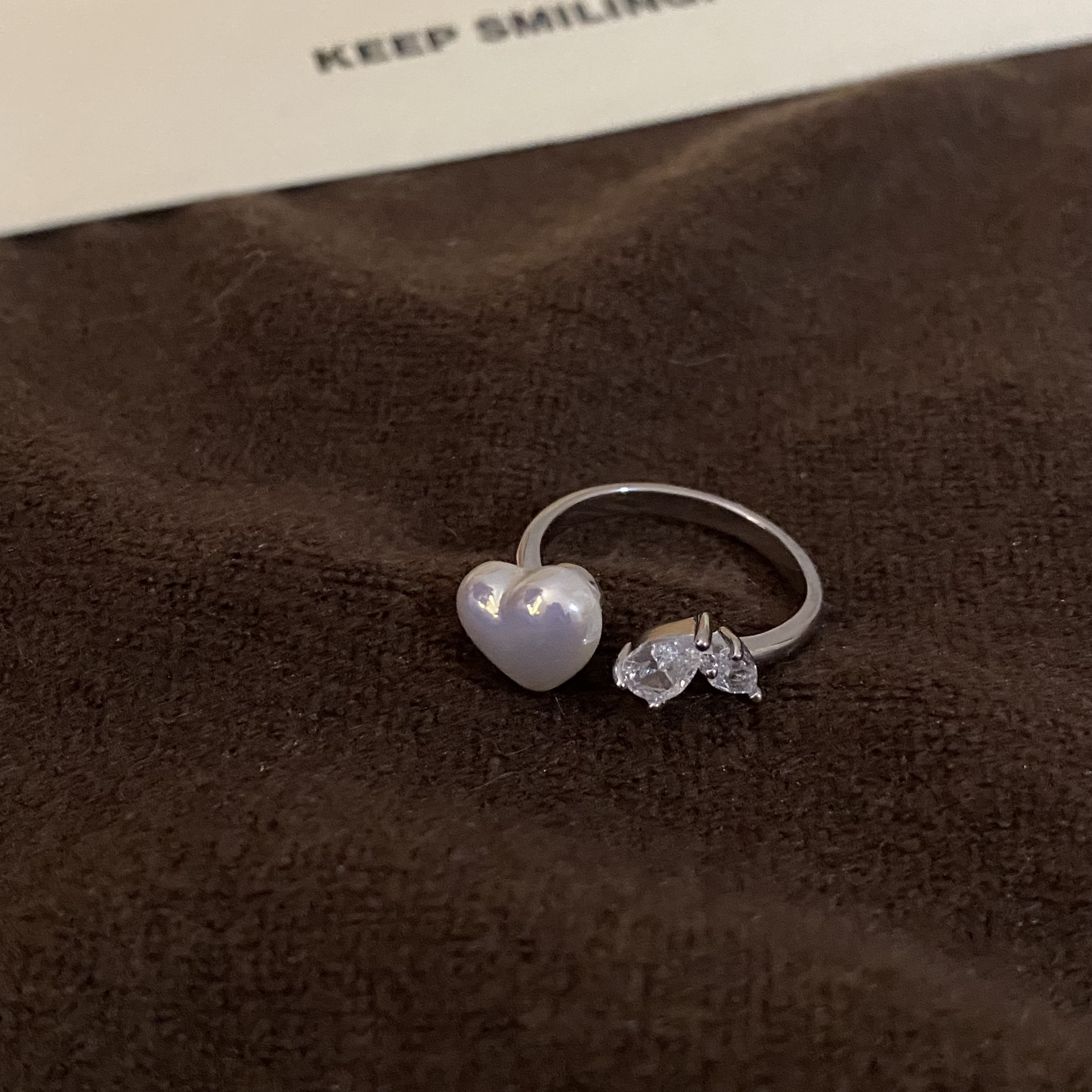 Серьги-гвоздики с фианитами оптом из Китая — фотография поставщика