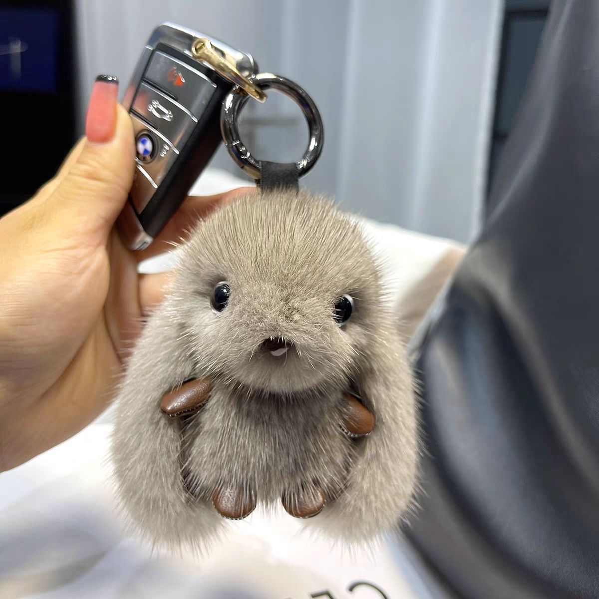 Брелок плюшевый зайчик с длинными ушами оптом из Китая — фотография поставщика